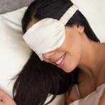 Sovmask siden „Cream“. Smycken Sovmask siden „Cream“. Smycken