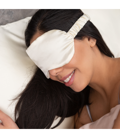 Sovmask siden „Cream“. Smycken