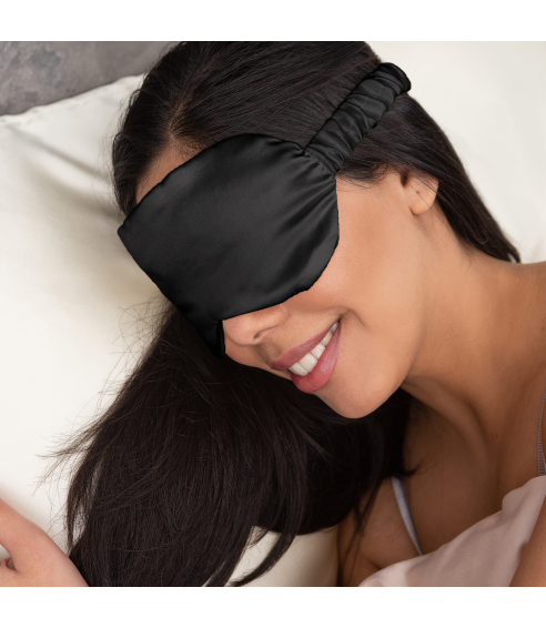 Sovmask siden „Onyx“. Smycken