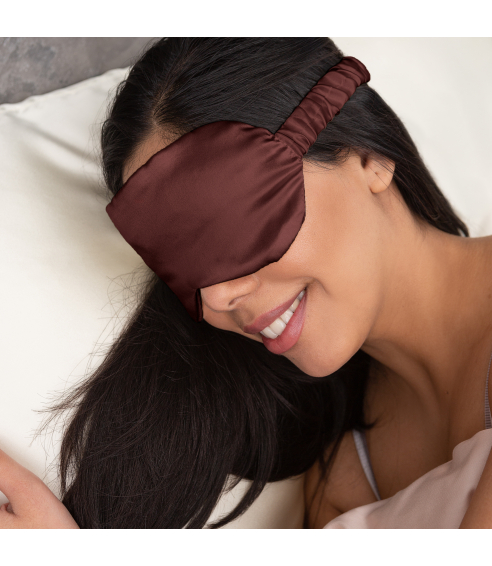 Sovmask siden „Hickory“. Smycken
