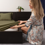 Satin dra-på-lakan „Moss green“, 80x200 cm, 90x200 cm, 120x200 cm, 140x200 cm, 160x200 cm, 180x200 cm Satin dra-på-lakan „Moss green“, 80x200 cm, 90x200 cm, 120x200 cm, 140x200 cm, 160x200 cm, 180x200 cm