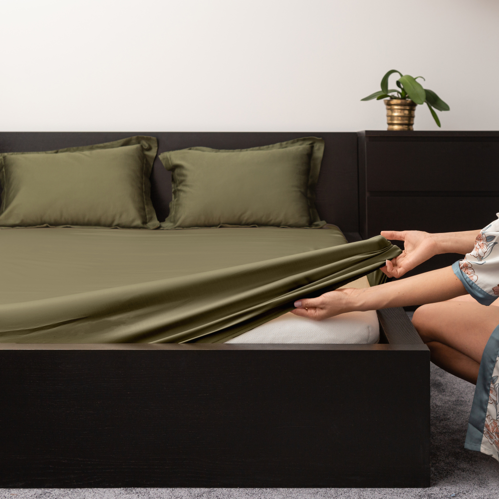 Satin dra-på-lakan „Moss green“, 80x200 cm, 90x200 cm, 120x200 cm, 140x200 cm, 160x200 cm, 180x200 cm Satin dra-på-lakan „Moss green“, 80x200 cm, 90x200 cm, 120x200 cm, 140x200 cm, 160x200 cm, 180x200 cm