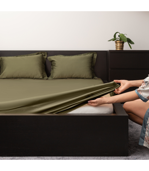Satin dra-på-lakan „Moss green“. Dra på lakan