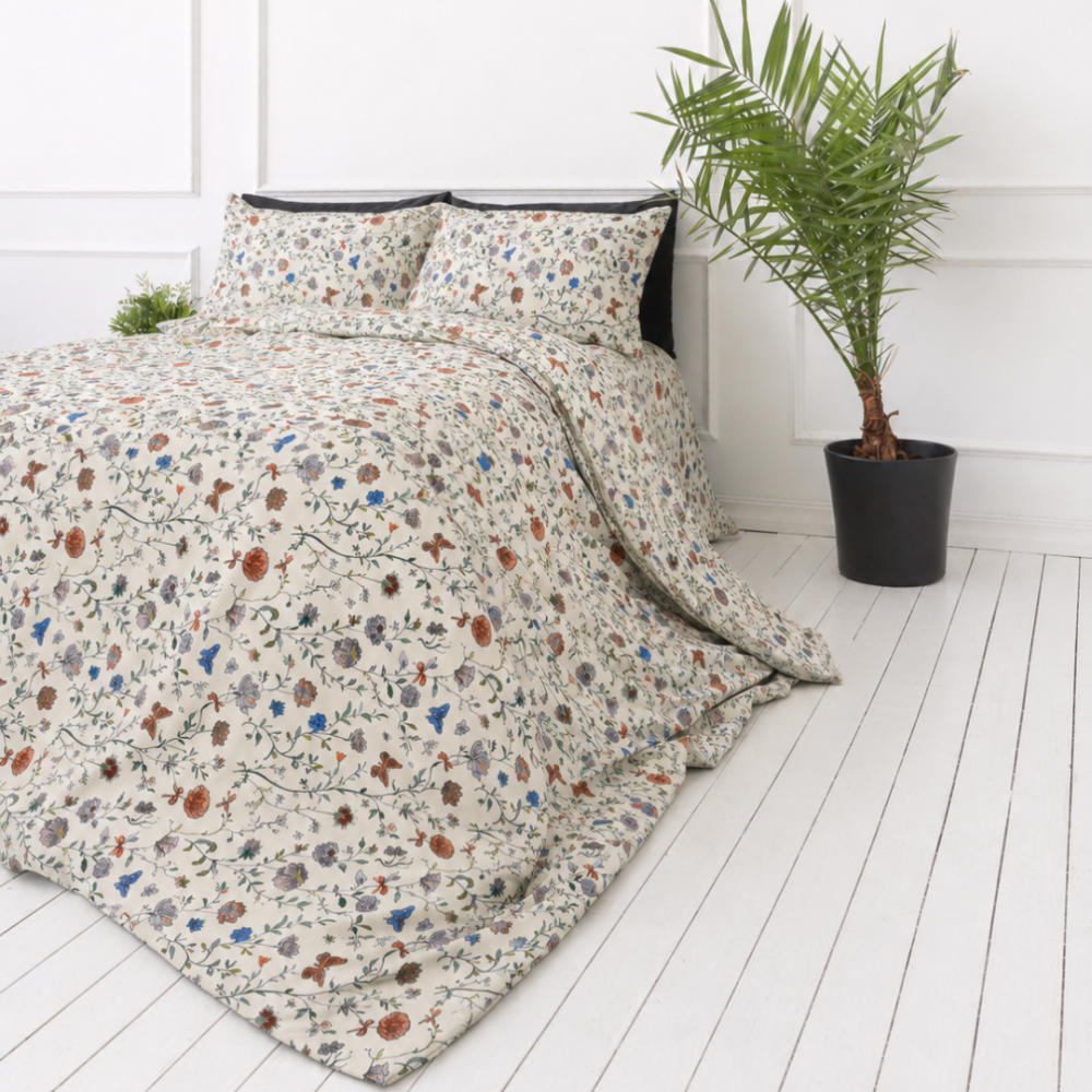 Påslakanset dubbelsäng „Countryside“. Gröna sängkläder, 200x200 cm, 200x220 cm. Ljus botanisk bädddesign med orange, blå och grå blommotiv Påslakanset dubbelsäng „Countryside“. Gröna sängkläder, 200x200 cm, 200x220 cm. Ljus botanisk bädddesign med orange, blå och grå blommotiv