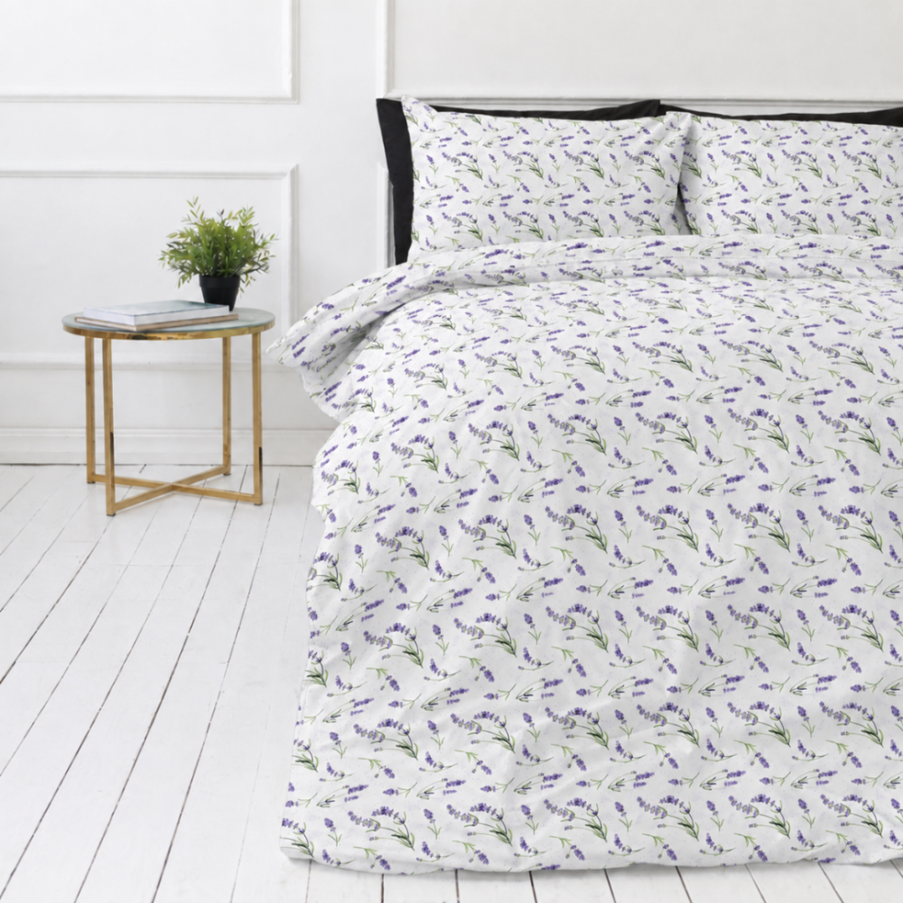 Påslakanset dubbelsäng „Lavender Breeze“. Sängkläder med växtmotiv, 200x200 cm, 200x220 cm. Ljus bädddesign med små lila lavendelblommor