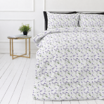 Påslakanset dubbelsäng „Lavender Breeze“. Sängkläder med växtmotiv, 200x200 cm, 200x220 cm. Ljus bädddesign med små lila lavendelblommor