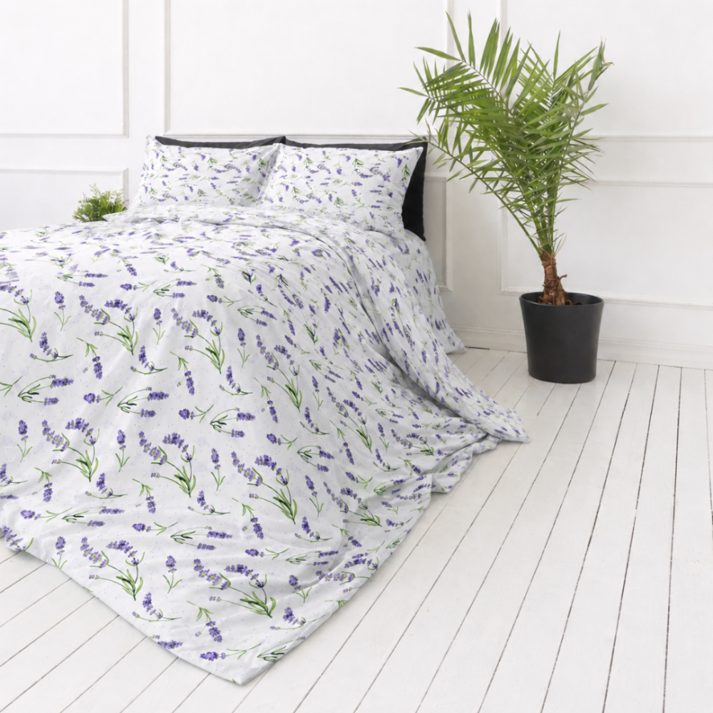 Påslakanset dubbelsäng „Lavender Breeze“. Sängkläder med växtmotiv, 200x200 cm, 200x220 cm. Vitt bäddset dekorerat med lila lavendel och gröna blad
