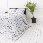 Påslakanset dubbelsäng „Lavender Breeze“. Sängkläder med växtmotiv, 200x200 cm, 200x220 cm. Vitt bäddset dekorerat med lila lavendel och gröna blad