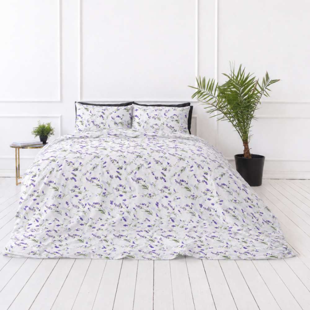 Påslakanset dubbelsäng „Lavender Breeze“. Sängkläder med växtmotiv, 200x200 cm, 200x220 cm. Vit bakgrund med återkommande mönster av lila lavendel och gröna kvistar