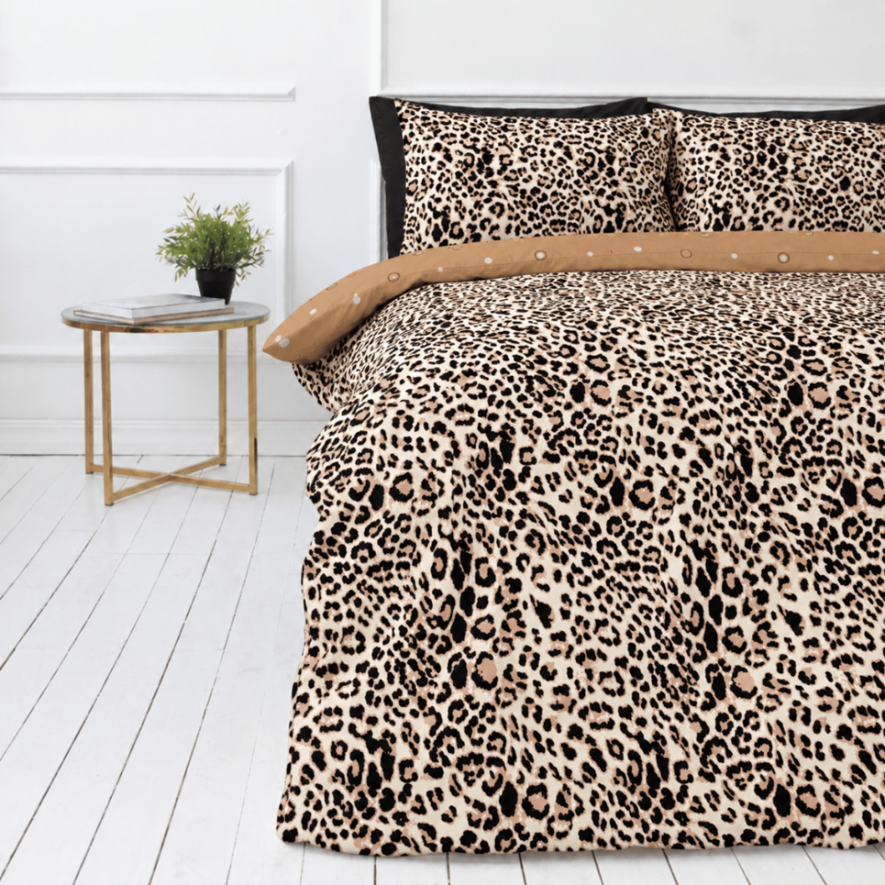 Påslakanset dubbelsäng „Roar“. Flanell sängkläder, 200x200 cm, 200x220 cm. Beige bäddset med ett tydligt svart och brunt leopardmönster.