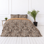 Påslakanset dubbelsäng „Roar“. Flanell sängkläder, 200x200 cm, 200x220 cm. Leopardmönstrat bäddset med brun baksida dekorerad med vita cirklar.