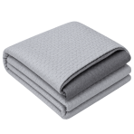 Dubbelsidigt överkast „Grey trapuntino Bedspread“. Plädar, 170x250 cm, 200x250 cm. Det grå överkastet är dekorerat med ett subtilt fyrkantigt mönster som ger tyget struktur. Dubbelsidigt överkast „Grey trapuntino Bedspread“. Plädar, 170x250 cm, 200x250 cm. Det grå överkastet är dekorerat med ett subtilt fyrkantigt mönster som ger tyget struktur.