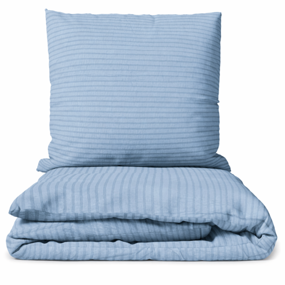 Bäckebölja påslakanset „Kora Dusty Blue“. Enfärgade sängkläder, 140x200 cm, 150x200 cm, 160x200 cm, 180x200 cm, 200x200 cm, 200x220 cm, 240x220 cm. Ljusblått sängkläderset med subtilt texturerat mönster. Bäckebölja påslakanset „Kora Dusty Blue“. Enfärgade sängkläder, 140x200 cm, 150x200 cm, 160x200 cm, 180x200 cm, 200x200 cm, 200x220 cm, 240x220 cm. Ljusblått sängkläderset med subtilt texturerat mönster.