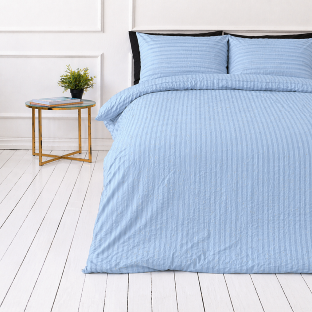 Bäckebölja påslakanset „Kora Dusty Blue“. Enfärgade sängkläder, 140x200 cm, 150x200 cm, 160x200 cm, 180x200 cm, 200x200 cm, 200x220 cm, 240x220 cm. Blått sängkläderset med vågigt yta och svarta accenter. Bäckebölja påslakanset „Kora Dusty Blue“. Enfärgade sängkläder, 140x200 cm, 150x200 cm, 160x200 cm, 180x200 cm, 200x200 cm, 200x220 cm, 240x220 cm. Blått sängkläderset med vågigt yta och svarta accenter.