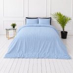 Bäckebölja påslakanset „Kora Dusty Blue“. Enfärgade sängkläder, 140x200 cm, 150x200 cm, 160x200 cm, 180x200 cm, 200x200 cm, 200x220 cm, 240x220 cm. Elegant ljusblått sängkläderset med reliefdesign. Bäckebölja påslakanset „Kora Dusty Blue“. Enfärgade sängkläder, 140x200 cm, 150x200 cm, 160x200 cm, 180x200 cm, 200x200 cm, 200x220 cm, 240x220 cm. Elegant ljusblått sängkläderset med reliefdesign.