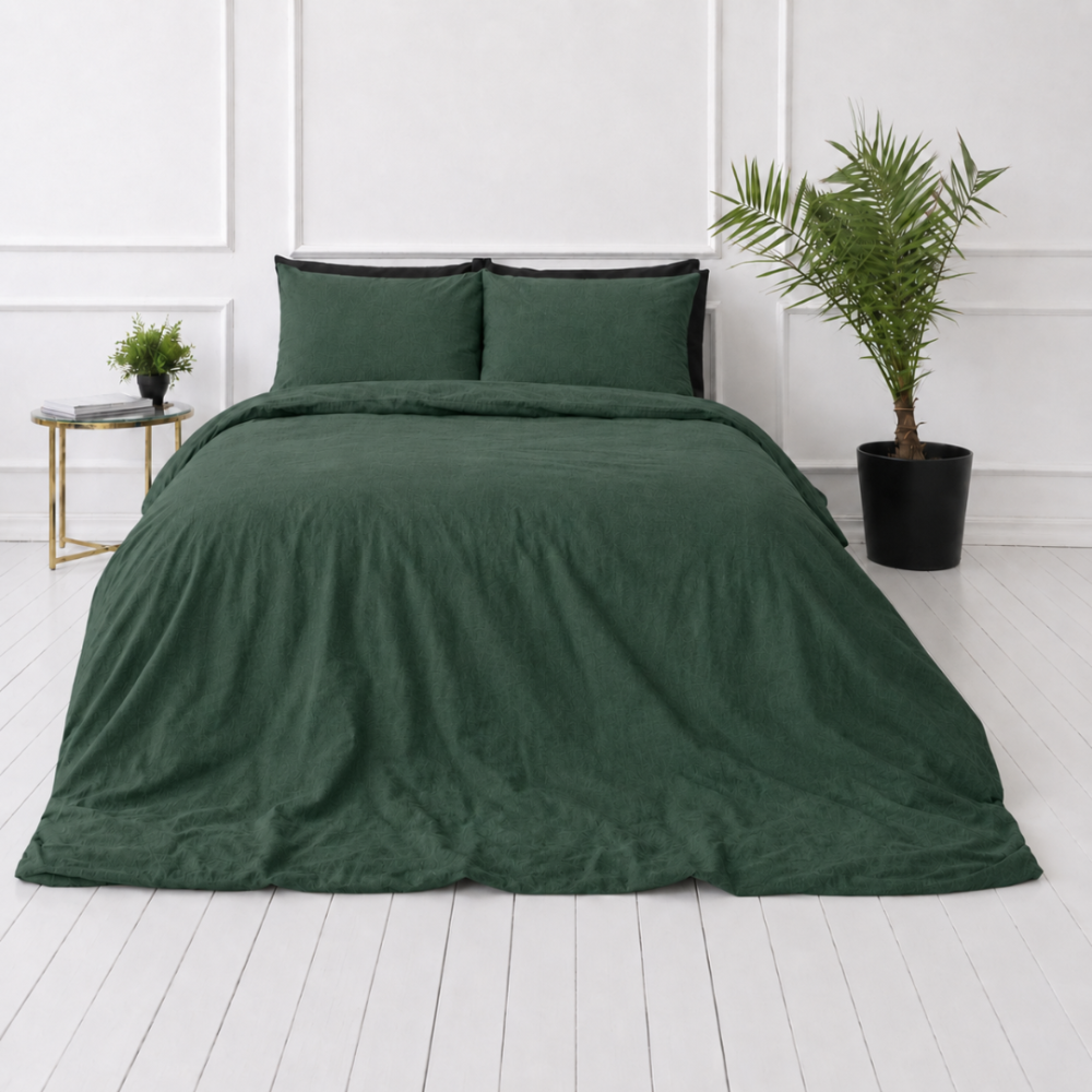 Linne sängkläder „Linen Dark Green“. Påslakanset 150x210, 140x200 cm, 150x200 cm, 160x200 cm, 180x200 cm, 200x200 cm, 200x220 cm, 240x220 cm. Hörnvy av sovrummet: mörkgrön linnefilt och kuddar.