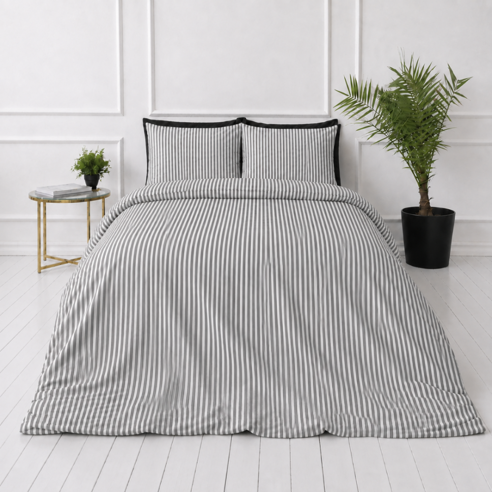 Linne sängkläder „Linen Grey Stripes“. Påslakanset 150x210, 140x200 cm, 150x200 cm, 160x200 cm, 180x200 cm, 200x200 cm, 200x220 cm, 240x220 cm. Klassiskt bäddset med ett smalt gråvitt randigt mönster. Linne sängkläder „Linen Grey Stripes“. Påslakanset 150x210, 140x200 cm, 150x200 cm, 160x200 cm, 180x200 cm, 200x200 cm, 200x220 cm, 240x220 cm. Klassiskt bäddset med ett smalt gråvitt randigt mönster.
