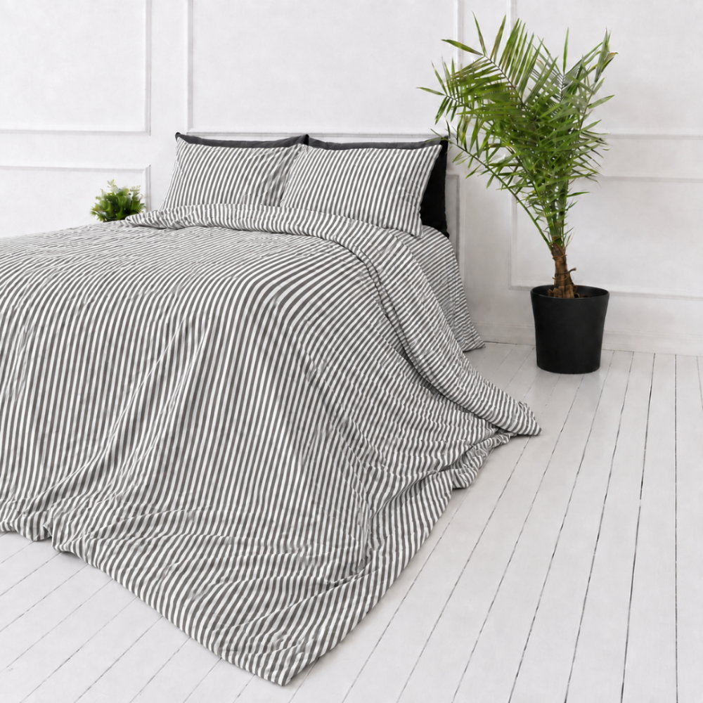 Linne sängkläder „Linen Grey Stripes“. Påslakanset 150x210, 140x200 cm, 150x200 cm, 160x200 cm, 180x200 cm, 200x200 cm, 200x220 cm, 240x220 cm. Neutralt grått bäddset med kontrasterande vita ränder. Linne sängkläder „Linen Grey Stripes“. Påslakanset 150x210, 140x200 cm, 150x200 cm, 160x200 cm, 180x200 cm, 200x200 cm, 200x220 cm, 240x220 cm. Neutralt grått bäddset med kontrasterande vita ränder.