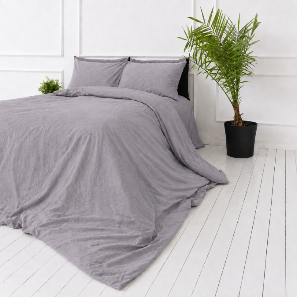 Linne sängkläder „Linen Pearl“. Påslakanset 150x210, 140x200 cm, 150x200 cm, 160x200 cm, 180x200 cm, 200x200 cm, 200x220 cm, 240x220 cm. Mjukt grått bäddset med lavendelton och stilren design. Linne sängkläder „Linen Pearl“. Påslakanset 150x210, 140x200 cm, 150x200 cm, 160x200 cm, 180x200 cm, 200x200 cm, 200x220 cm, 240x220 cm. Mjukt grått bäddset med lavendelton och stilren design.