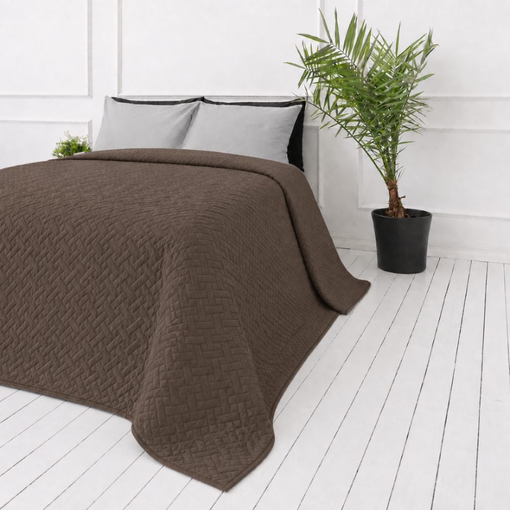 Överkast „Bedspread Brunette“. Plädar, 210x240 cm. Brunt överkast med ett återkommande mönster som påminner om en flätad struktur Överkast „Bedspread Brunette“. Plädar, 210x240 cm. Brunt överkast med ett återkommande mönster som påminner om en flätad struktur