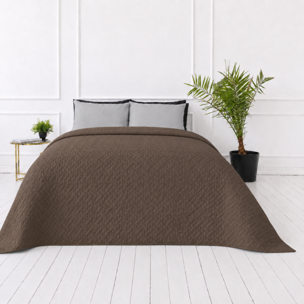 Överkast „Bedspread Brunette“. Plädar, 210x240 cm. Chokladbrunt överkast med en subtil geometrisk relief Överkast „Bedspread Brunette“. Plädar, 210x240 cm. Chokladbrunt överkast med en subtil geometrisk relief