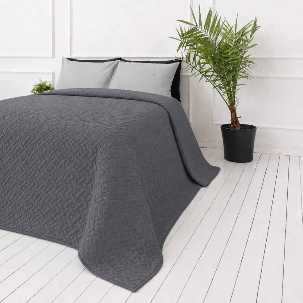 Överkast „Bedspread Graphite“. Plädar, 210x240 cm. Grafitgrått överkast med ett tätt återkommande flätat mönster Överkast „Bedspread Graphite“. Plädar, 210x240 cm. Grafitgrått överkast med ett tätt återkommande flätat mönster