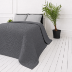 Överkast „Bedspread Graphite“. Plädar, 210x240 cm. Grafitgrått överkast med ett tätt återkommande flätat mönster Överkast „Bedspread Graphite“. Plädar, 210x240 cm. Grafitgrått överkast med ett tätt återkommande flätat mönster