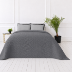 Överkast „Bedspread Graphite“. Plädar, 210x240 cm. Mörkgrått överkast med en subtil geometrisk reliefstruktur Överkast „Bedspread Graphite“. Plädar, 210x240 cm. Mörkgrått överkast med en subtil geometrisk reliefstruktur