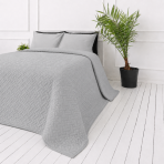 Överkast „Bedspread Harbor“. Plädar, 210x240 cm. Silvergrått överkast med ett återkommande flätat geometriskt mönster Överkast „Bedspread Harbor“. Plädar, 210x240 cm. Silvergrått överkast med ett återkommande flätat geometriskt mönster
