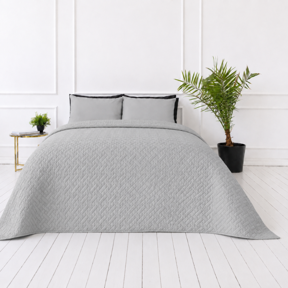 Överkast „Bedspread Harbor“. Plädar, 210x240 cm. Ljusgrått överkast med en subtil geometrisk reliefstruktur Överkast „Bedspread Harbor“. Plädar, 210x240 cm. Ljusgrått överkast med en subtil geometrisk reliefstruktur