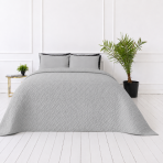 Överkast „Bedspread Harbor“. Plädar, 210x240 cm. Ljusgrått överkast med en subtil geometrisk reliefstruktur Överkast „Bedspread Harbor“. Plädar, 210x240 cm. Ljusgrått överkast med en subtil geometrisk reliefstruktur