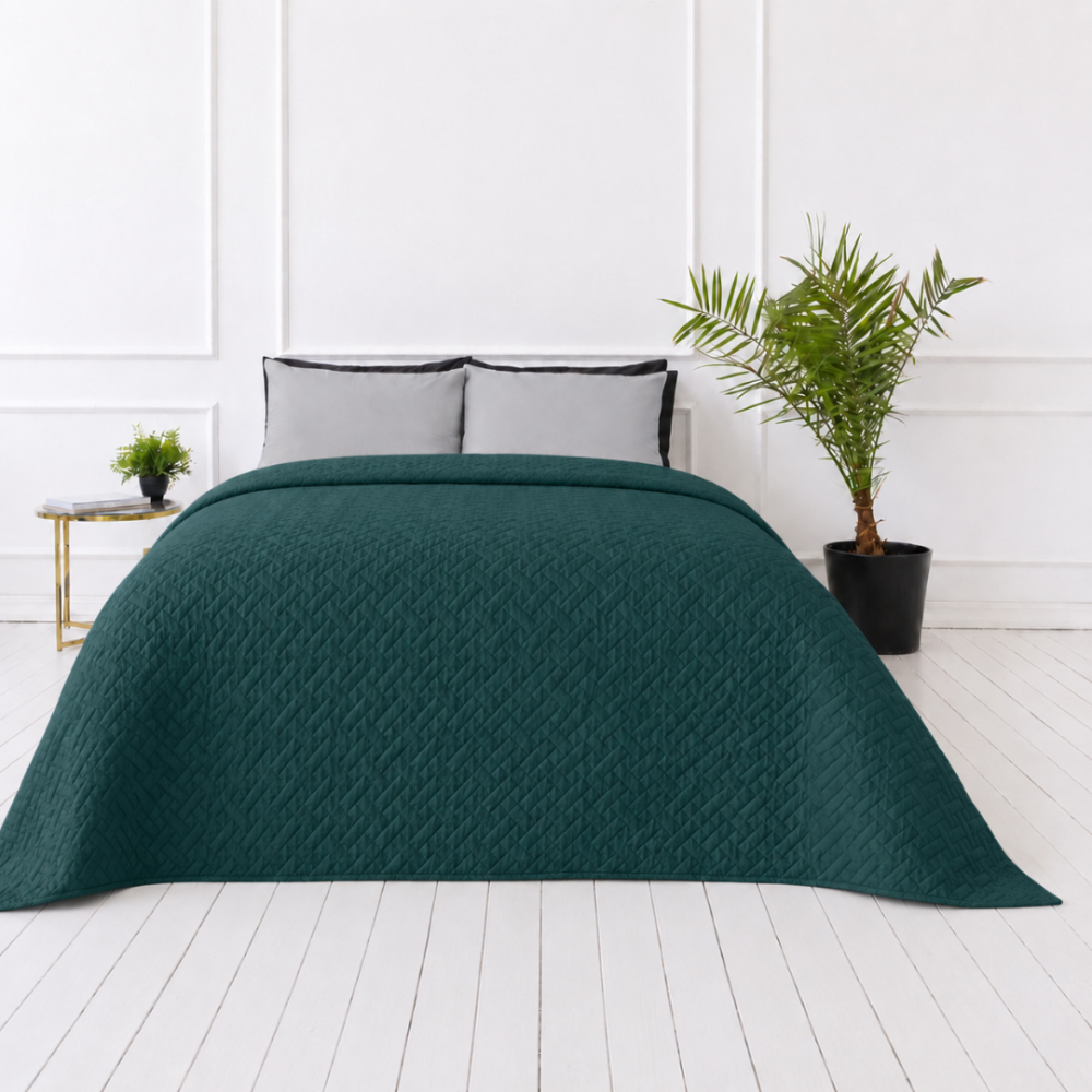 Överkast „Bedspread Juniper“. Plädar, 210x240 cm. Djupt grönt överkast med en subtil geometrisk reliefstruktur Överkast „Bedspread Juniper“. Plädar, 210x240 cm. Djupt grönt överkast med en subtil geometrisk reliefstruktur