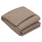 Överkast „Bedspread Latte“. Plädar, 210x240 cm. Sandfärgat överkast med ett fint geometriskt quiltat mönster Överkast „Bedspread Latte“. Plädar, 210x240 cm. Sandfärgat överkast med ett fint geometriskt quiltat mönster