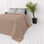 Överkast „Bedspread Latte“. Plädar, 210x240 cm. Varmt sandfärgat överkast med ett återkommande flätat geometriskt mönster Överkast „Bedspread Latte“. Plädar, 210x240 cm. Varmt sandfärgat överkast med ett återkommande flätat geometriskt mönster