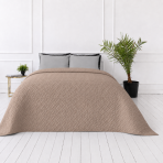 Överkast „Bedspread Latte“. Plädar, 210x240 cm. Ljusbrunt överkast med en subtil geometrisk reliefstruktur Överkast „Bedspread Latte“. Plädar, 210x240 cm. Ljusbrunt överkast med en subtil geometrisk reliefstruktur