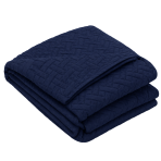 Överkast „Bedspread Navy“. Plädar, 210x240 cm. Mörkblått överkast med ett fint geometriskt quiltat mönster Överkast „Bedspread Navy“. Plädar, 210x240 cm. Mörkblått överkast med ett fint geometriskt quiltat mönster