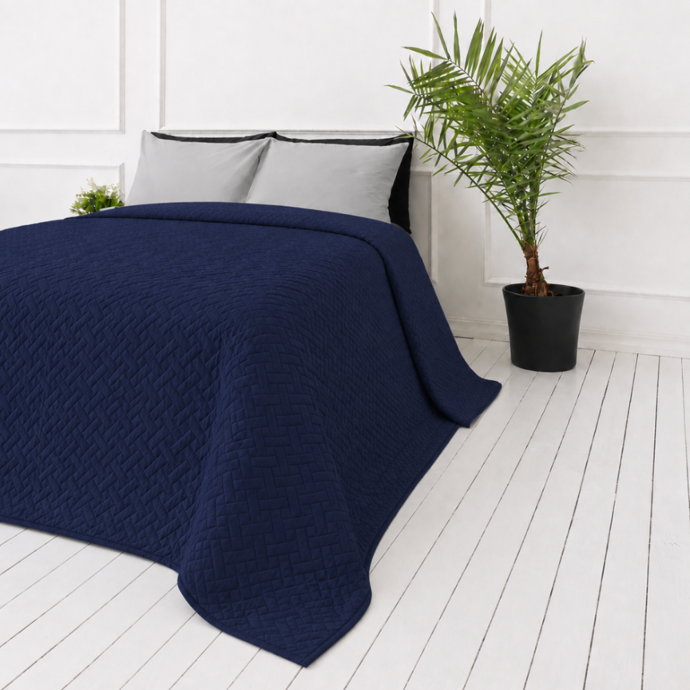 Överkast „Bedspread Navy“. Plädar, 210x240 cm. Djupt blått överkast med en återkommande flätad struktur Överkast „Bedspread Navy“. Plädar, 210x240 cm. Djupt blått överkast med en återkommande flätad struktur