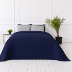 Överkast „Bedspread Navy“. Plädar, 210x240 cm. Mörkblått överkast med en subtil geometrisk reliefstruktur Överkast „Bedspread Navy“. Plädar, 210x240 cm. Mörkblått överkast med en subtil geometrisk reliefstruktur