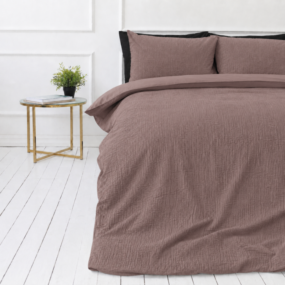 Påslakanset muslin „Brown muslin“. Påslakanset, 200x200 cm, 200x220 cm. Bäddset i dämpad kakaobrun färg av strukturerad muslin