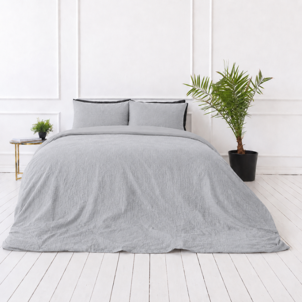 Påslakanset muslin „Grey muslin“. Påslakanset, 200x200 cm, 200x220 cm. Minimalistiskt grått bäddset i muslin med diskret struktur
