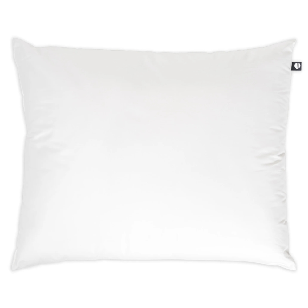 Kudde „Familon Original Pillow“. Vit kudde i minimalistisk design med mjuk yta familon Kudde „Familon Original Pillow“. Vit kudde i minimalistisk design med mjuk yta familon