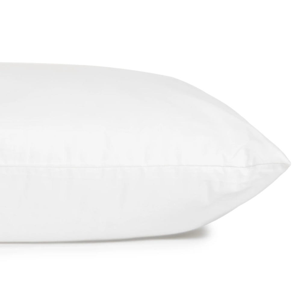 Kudde „Familon Original Pillow“. Enkel vit kudde med subtil struktur familon Kudde „Familon Original Pillow“. Enkel vit kudde med subtil struktur familon