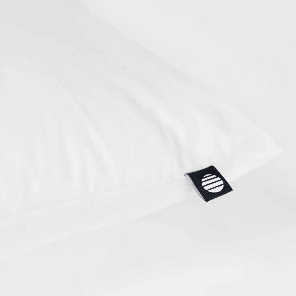 Kudde „Familon Original Pillow“. Klassisk vit kudde med slät yta och ren design familon Kudde „Familon Original Pillow“. Klassisk vit kudde med slät yta och ren design familon