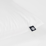 Kudde „Familon Original Pillow“. Klassisk vit kudde med slät yta och ren design familon Kudde „Familon Original Pillow“. Klassisk vit kudde med slät yta och ren design familon