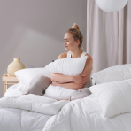 Kudde „Familon Original Pillow“. Ren vit kudde med modern och enkel design familon Kudde „Familon Original Pillow“. Ren vit kudde med modern och enkel design familon