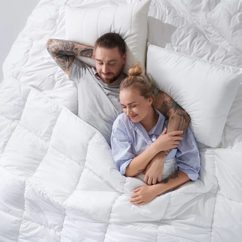 Kudde „Familon Original Pillow“. Slät vit kudde med diskret design familon Kudde „Familon Original Pillow“. Slät vit kudde med diskret design familon