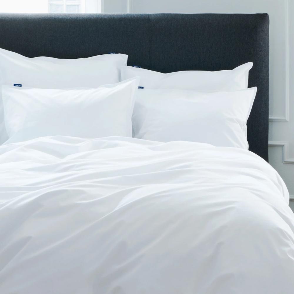 Kudde „Familon Superior Pillow“. Enfärgad vit familon kudde med elegant stil Kudde „Familon Superior Pillow“. Enfärgad vit familon kudde med elegant stil