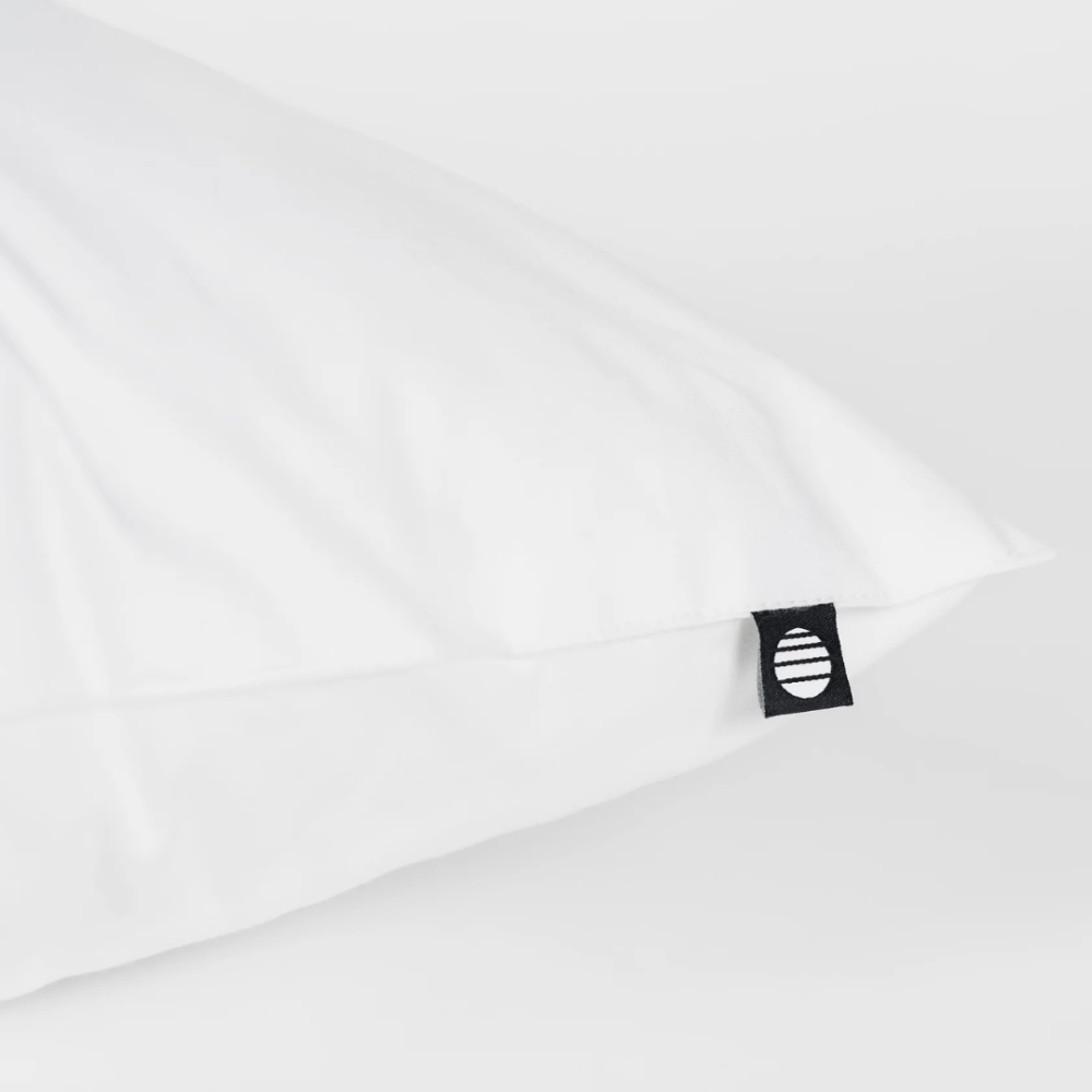 Kudde „Familon Superior Pillow“. Klassisk vit familon kudde i minimalistisk stil Kudde „Familon Superior Pillow“. Klassisk vit familon kudde i minimalistisk stil