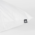 Kudde „Familon Superior Pillow“. Klassisk vit familon kudde i minimalistisk stil Kudde „Familon Superior Pillow“. Klassisk vit familon kudde i minimalistisk stil