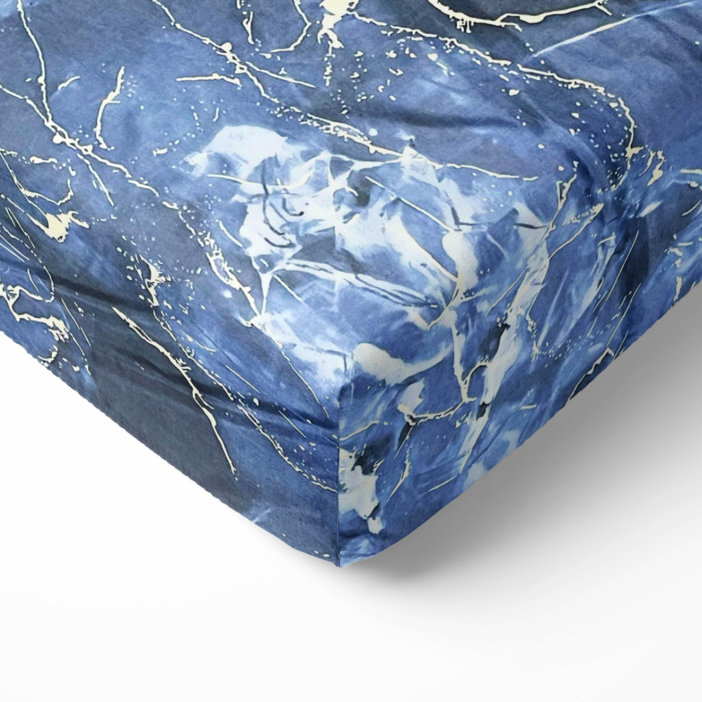 Lakan „Cosmic Blue“, 150x220 cm, 200x220 cm, 220x240 cm Lakan „Cosmic Blue“, 150x220 cm, 200x220 cm, 220x240 cm